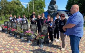 «Щоб не робив, бачу пораненого сина»... 14 дронів з іменами Героїв полетіли до бійців «Азову»