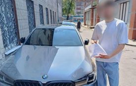 Екстремальні «покатушки»: водія BMW оштрафували за катання з пасажирами на вікнах