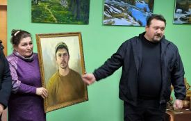 «Вадим загинув у перший день війни»: художник з Тульчина малює портрети полеглих і передає їх рідним