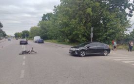 На Тиврівському шосе водійка Hyundai збила 62-річного велосипедиста