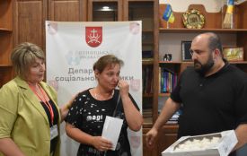 Десятьом сім'ям загиблих Героїв Вінниця дала грошову допомогу до Дня Незалежності