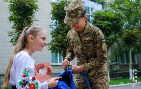 Поки тато в полоні: гвардійці провели в школу доньку побратима, а подарунки вручили не тільки їй