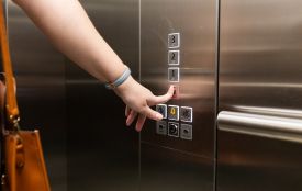 У будинку на Немирівському шосе встановлюють ліфт, який не застрягатиме під час знеструмлень