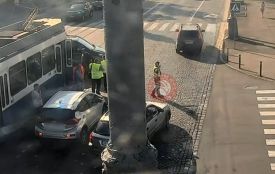 У центрі Вінниці Nissan врізався в трамвай і Chevrolet, а потім «накивав п’ятами»