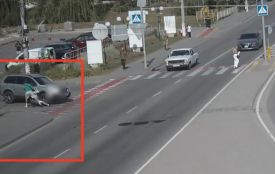 На Пирогова підлітки на електросамокаті врізалися у Volvo