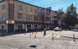 На перехресті Соборна–Артинова встановили обмежувальні стовпчики: безпека чи незручності для водіїв?