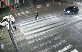 На Соборній таксист збив двох дівчат, які переходили дорогу по зебрі