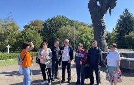 Незрячим влаштували тренінг з орієнтування на площі Василя Стуса