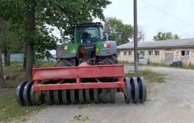 Апеляційний суд залишив під вартою тракториста, який переїхав двох людей на фермі