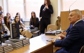 Вінничанин Василь Вовк презентував студентам свої книги про війну і Голодомор