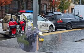 Легковик протаранив зупинку на Театральній: постраждала 66-річна жінка