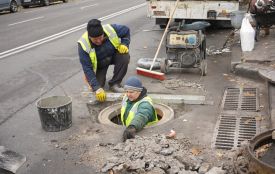На Хмельницькому шосе почали встановлювати нові люки