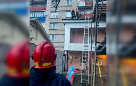 Жінка випала з дев'ятого поверху. Вона загинула