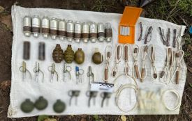 Автомат, гранати та тисячі набоїв: у Гайсинському районі чоловік ховав цілий арсенал зброї