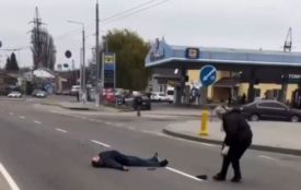 Біля авторинку «Сатурн» авто з ТЦК протягнуло чоловіка дорогою — інцидент потрапив на відео