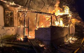 Рятувальники вивели жінку з вогню. У Калинівці загоряння спричинила забута свічка