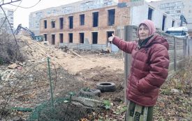 «Вийшла з лікарні, а будинку нема, розвалили бульдозером»: як одинока жінка опинилася на вулиці