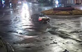 На колі поблизу залізничного вокзалу мотоцикл не розминувся з Peugeot