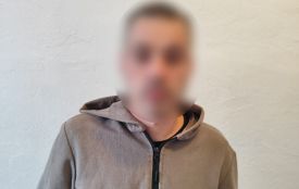 З рук 49-річної жительки вирвали клатч із 400 доларами та гривнями