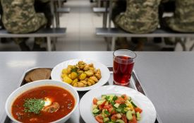 Як харчуються українські військові — що їдять у частинах і що входить до сухпайка