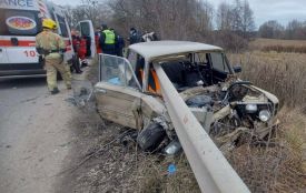 Моторошна аварія біля Гайсина: ВАЗ наскрізь прошило відбійником