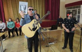 Незрячі вінничани влаштували концерт для школярів та розповіли про своє життя