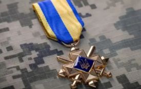 Українським воїнам із «Хрестом бойових заслуг» встановили щомісячну виплату 12 000 гривень