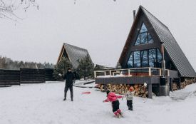 Куди поїхати на відпочинок взимку поруч із Вінницею: затишний простір з будиночками A-frame «PLESO» (Новини компаній)