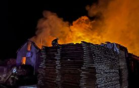 У Томашполі вигорів меблевий цех у понад півтисячі квадратів. Постраждала літня жінка