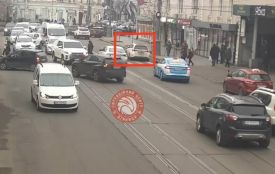 На пішохідному переході в центрі Вінниці водій Toyota збив дівчину — момент потрапив на камери