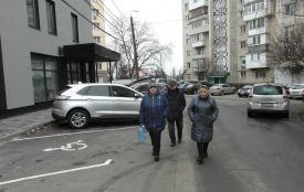 Як тротуар перетворили на парковку: мешканці Слов’янки просять міську владу повернути прохід