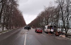 Поблизу Немирова 42-річний водій в’їхав у «Мазду». Двоє літніх пасажирів отримали травми