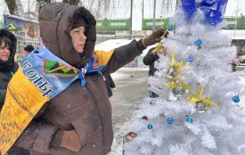 «Уявіть, що це ваш батько, брат, коханий»: у Жмеринці встановили ялинку з портретами зниклих безвісти