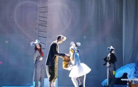 Діти незрячих вінничан отримали святковий подарунок від театралів