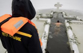 Як вінничани занурювалися на Водохреще: фоторепортаж