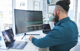 Сьогодні з професійним святом вітаємо програмістів. Історія, заборони та прикмети 7 січня