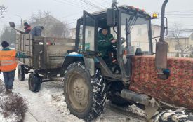 Мешканка Калинівки отримала фах тракториста і вже працює на вулицях міста