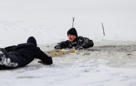 Вінницькі водолази продемонстрували техніку самопорятунку на льоду