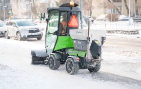 Обережно на дорогах: що роблять комунальники і чому не варто ставити авто вздовж проїзду