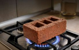 Чому не можна гріти цеглу на газовій плиті для обігріву — пояснює експерт