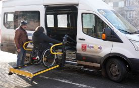 У Вінниці безоплатно перевозять людей на кріслах колісних. Як скористатися послугою