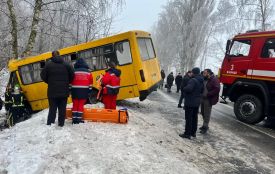 Пасажирський автобус з’їхав у кювет на трасі Тиврів-Вінниця: є постраждалі
