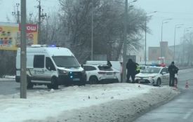Чотири автівки поліції заблокували машину на Барському шосе. ВІДЕО