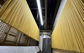 Бізнес працює попри блекаут: Хмельницька макаронна фабрика не зменшує темпи виробництва (новини компаній)