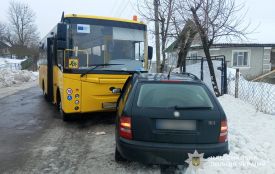 На Тернопільщині шкільний автобус врізався в легківку