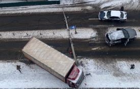 Фура знесла електроопору на вулиці Князів-Коріатовичів. ОНОВЛЕНО