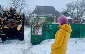Лісники допомогли матері трьох захисників пережити холод — привезли машину дров