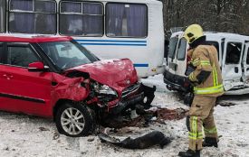 Під Жмеринкою рейсовий автобус потрапив у потрійну ДТП: людей діставали спецзасобами