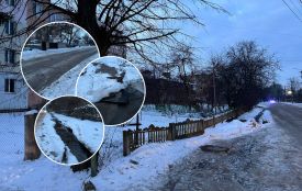 Лід на дорозі та сухі крани: в Агрономічному не можуть визначити, хто має ліквідувати прорив води