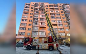 Через вікно восьмого поверху рятували 74-річного чоловіка, який кілька днів не виходив на зв’язок